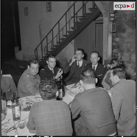 Alger. Service cinématographique des armées (SCA). Pot à l'occasion de la visite du commandant Darret.