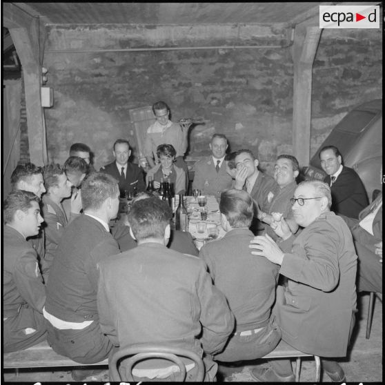 Alger. Service cinématographique des armées (SCA). Pot à l'occasion de la visite du commandant Darret.