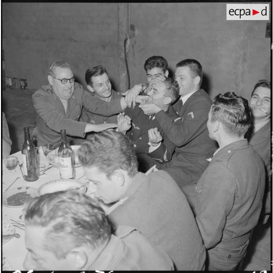 Alger. Service cinématographique des armées (SCA). Pot à l'occasion de la visite du commandant Darret.