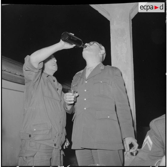 Alger. Service cinématographique des armées (SCA). Pot à l'occasion de la visite du commandant Darret.