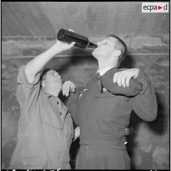 Alger. Service cinématographique des armées (SCA). Pot à l'occasion de la visite du commandant Darret.