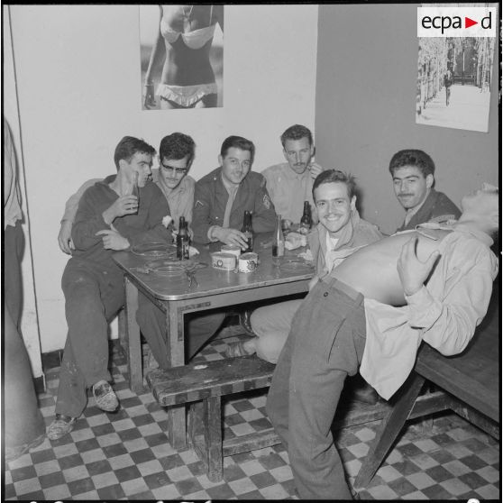 Alger. Service cinématographique des armées (SCA). Pot à l'occasion de la visite du commandant Darret.