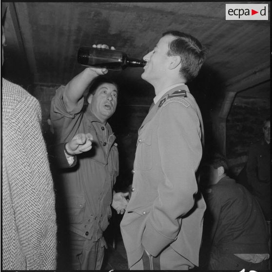 Alger. Service cinématographique des armées (SCA). Pot à l'occasion de la visite du commandant Darret.