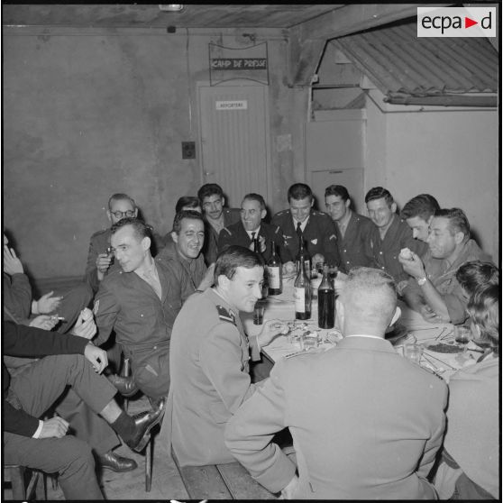 Alger. Service cinématographique des armées (SCA). Pot à l'occasion de la visite du commandant Darret.