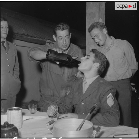 Alger. Service cinématographique des armées (SCA). Pot à l'occasion de la visite du commandant Darret.