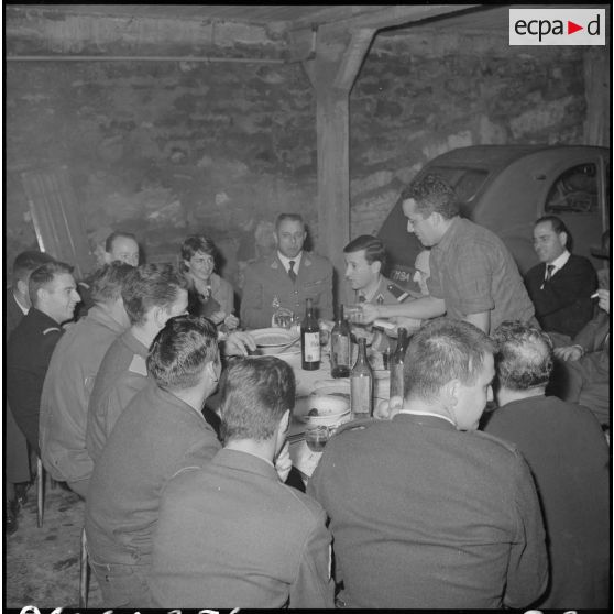 Alger. Service cinématographique des armées (SCA). Pot à l'occasion de la visite du commandant Darret.