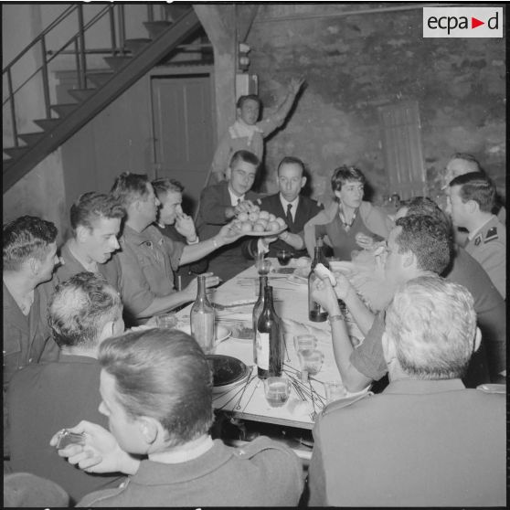 Alger. Service cinématographique des armées (SCA). Pot à l'occasion de la visite du commandant Darret.