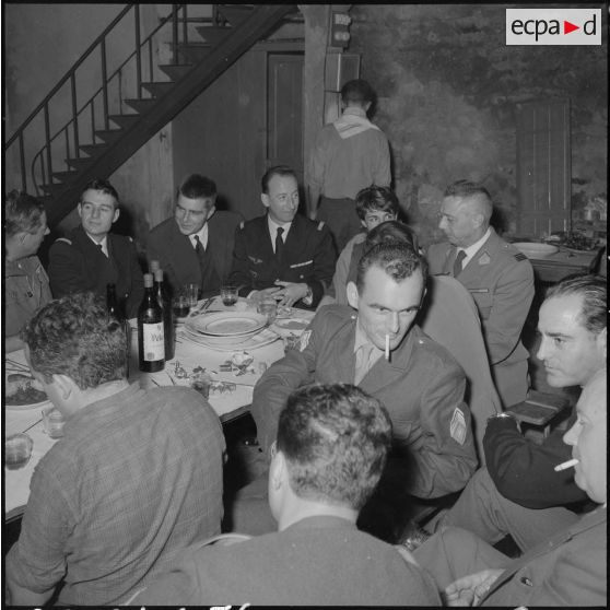 Alger. Service cinématographique des armées (SCA). Pot à l'occasion de la visite du commandant Darret.