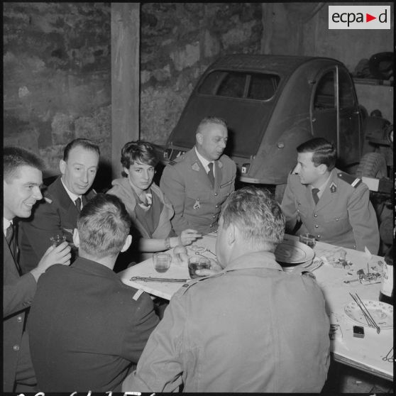 Alger. Service cinématographique des armées (SCA). Pot à l'occasion de la visite du commandant Darret.