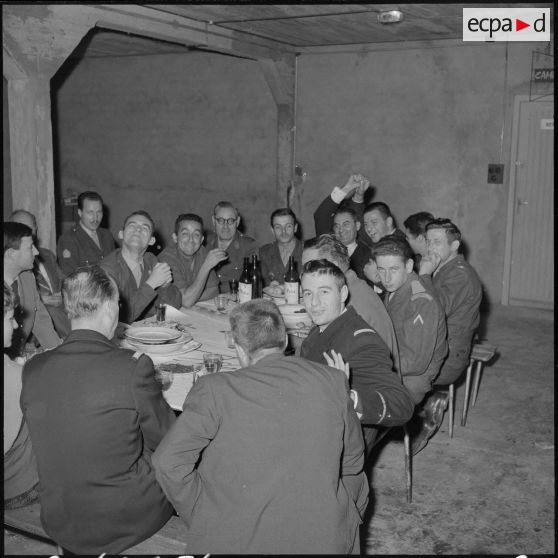 Alger. Service cinématographique des armées (SCA). Pot à l'occasion de la visite du commandant Darret.