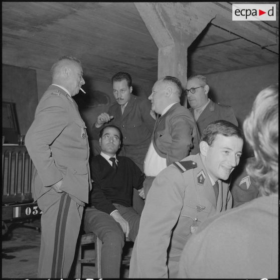 Alger. Service cinématographique des armées (SCA). Pot à l'occasion de la visite du commandant Darret.