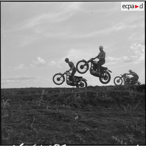 Algérie. Entraînement des motards de la compagnie régionale du train n°10 (CRT10) en moto-cross.