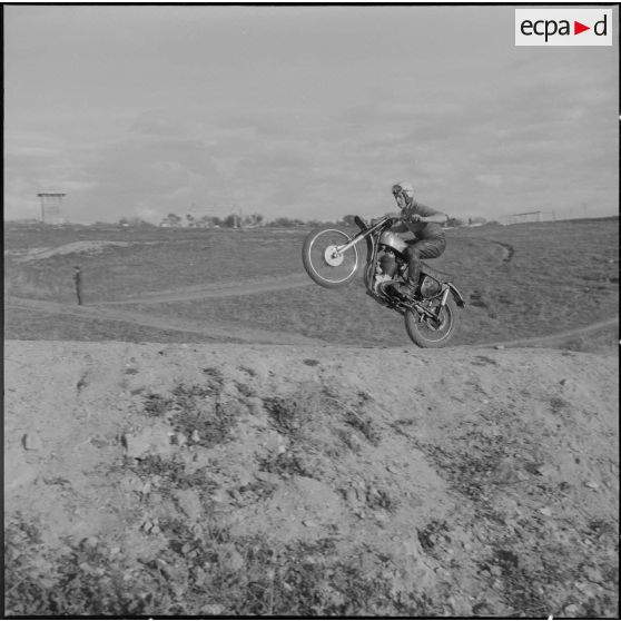 Algérie. Entraînement des motards de la compagnie régionale du train n°10 (CRT10) en moto-cross.