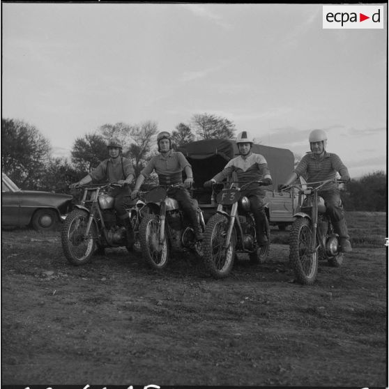 Algérie. Entraînement des motards de la compagnie régionale du train n°10 (CRT10) en moto-cross.
