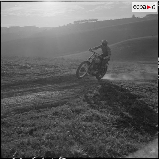Algérie. Entraînement des motards de la compagnie régionale du train n°10 (CRT10) en moto-cross.