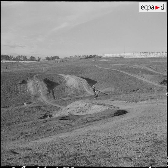Algérie. Entraînement des motards de la compagnie régionale du train n°10 (CRT10) en moto-cross.