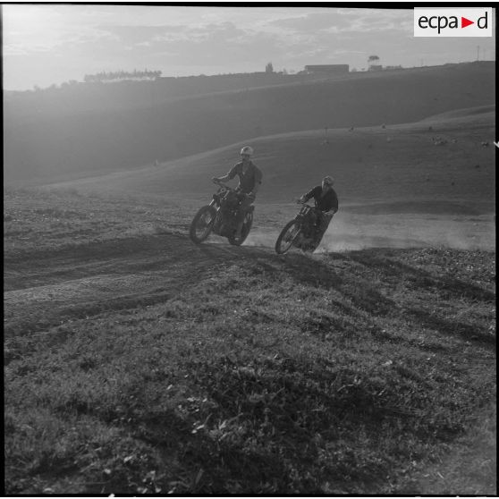 Algérie. Entraînement des motards de la compagnie régionale du train n°10 (CRT10) en moto-cross.