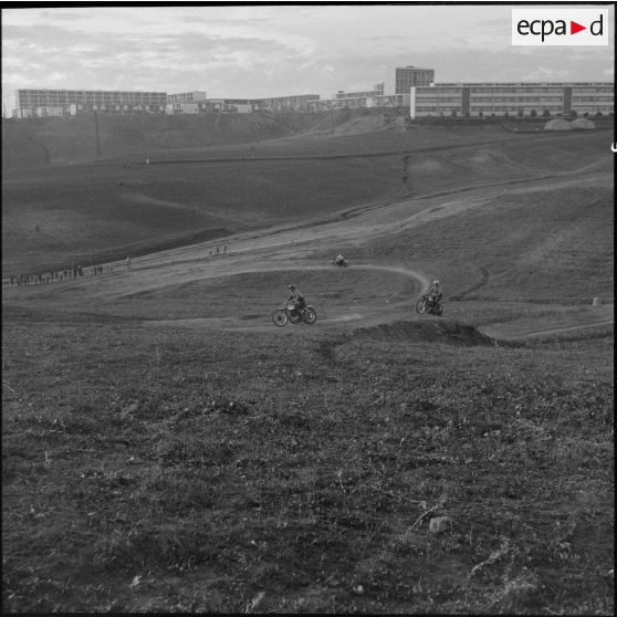 Algérie. Entraînement des motards de la compagnie régionale du train n°10 (CRT10) en moto-cross.