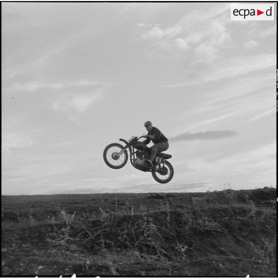 Algérie. Entraînement des motards de la compagnie régionale du train n°10 (CRT10) en moto-cross.