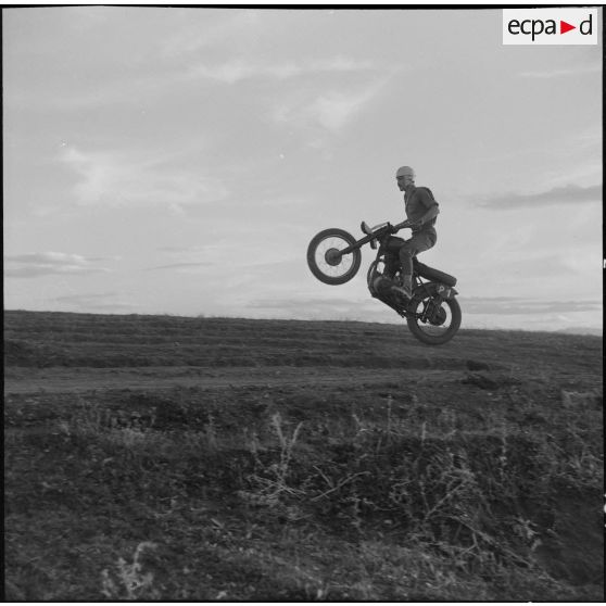 Algérie. Entraînement des motards de la compagnie régionale du train n°10 (CRT10) en moto-cross.