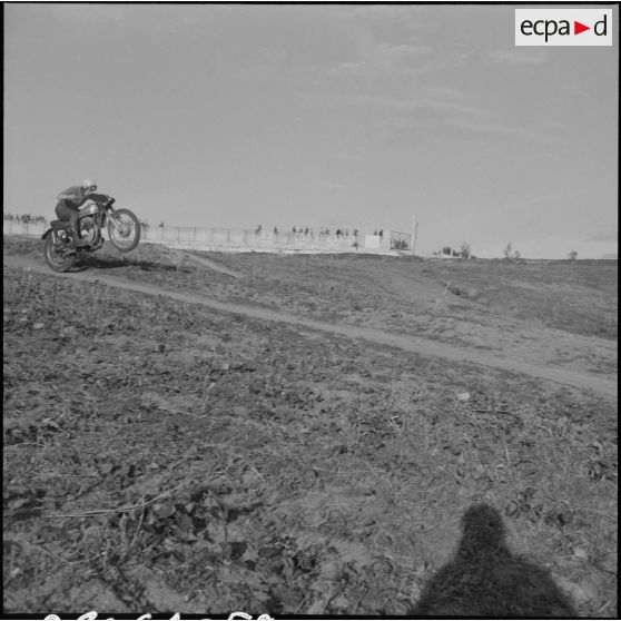 Algérie. Entraînement des motards de la compagnie régionale du train n°10 (CRT10) en moto-cross.