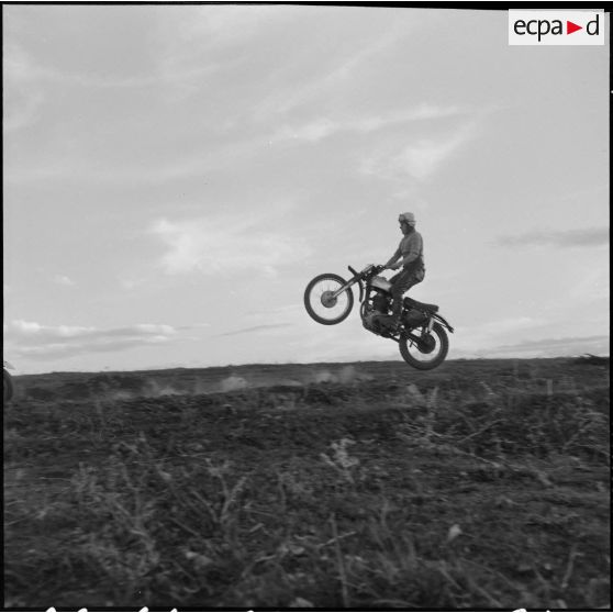 Algérie. Entraînement des motards de la compagnie régionale du train n°10 (CRT10) en moto-cross.