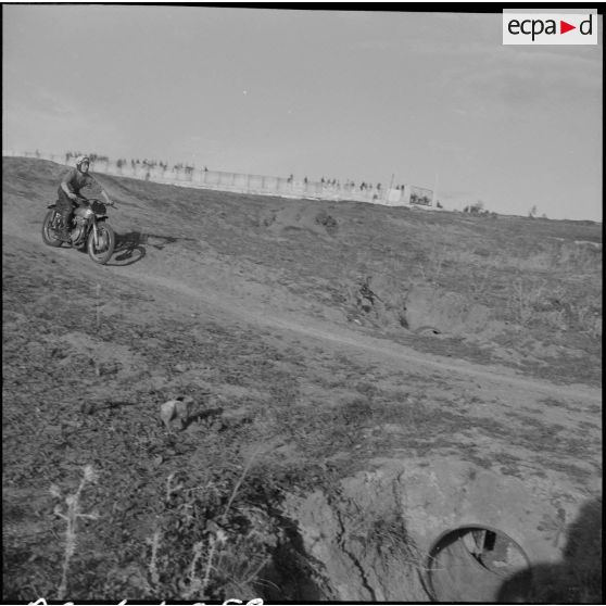 Algérie. Entraînement des motards de la compagnie régionale du train n°10 (CRT10) en moto-cross.