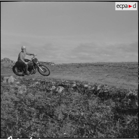 Algérie. Entraînement des motards de la compagnie régionale du train n°10 (CRT10) en moto-cross.