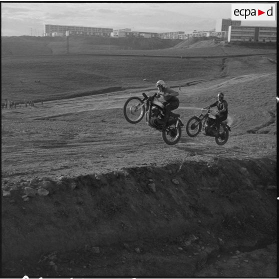 Algérie. Entraînement des motards de la compagnie régionale du train n°10 (CRT10) en moto-cross.