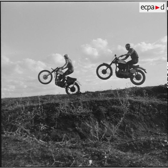 Algérie. Entraînement des motards de la compagnie régionale du train n°10 (CRT10) en moto-cross.