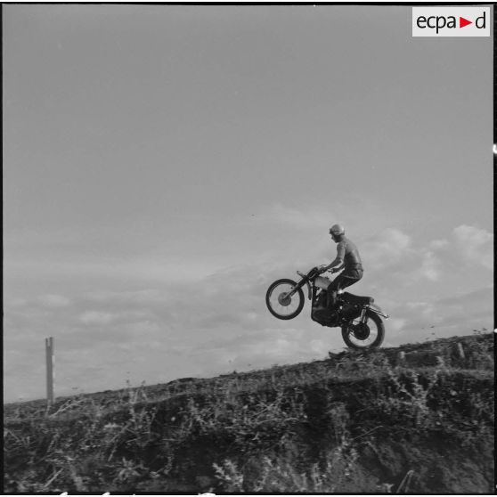 Algérie. Entraînement des motards de la compagnie régionale du train n°10 (CRT10) en moto-cross.