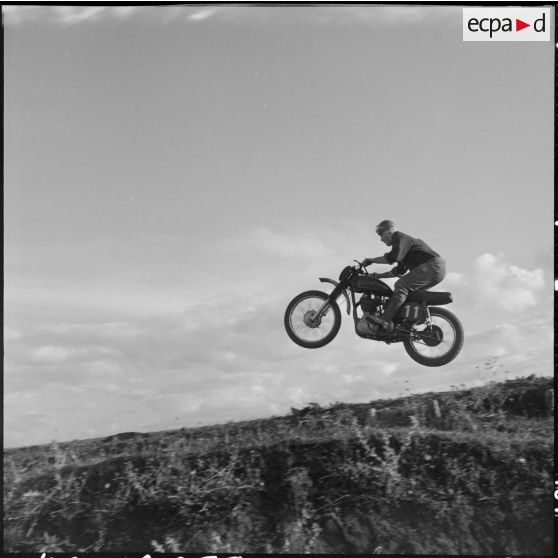 Algérie. Entraînement des motards de la compagnie régionale du train n°10 (CRT10) en moto-cross.