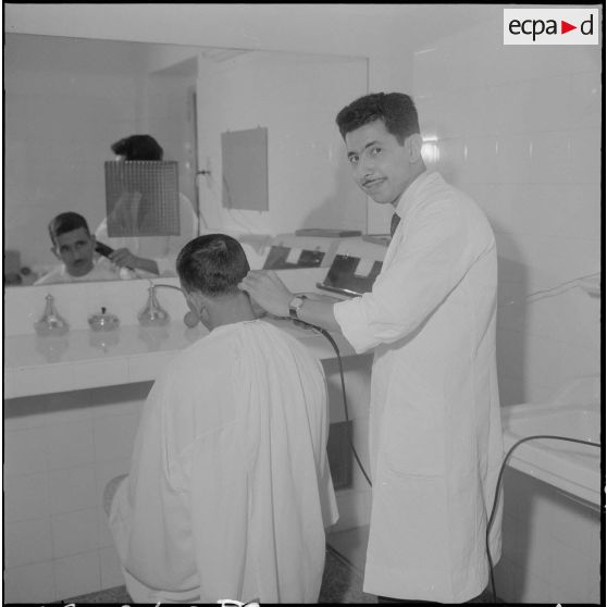 Alger. Clinique du centre hospitalier de la Madeleine. Le coiffeur du centre.