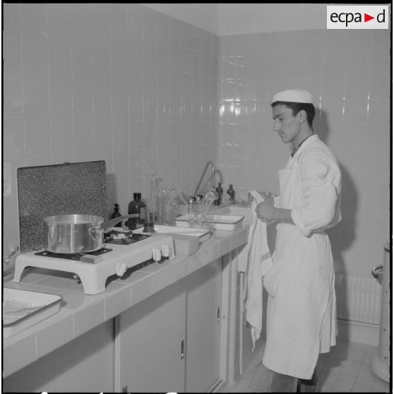 Alger. Clinique du centre hospitalier de la Madeleine. Le laboratoire d'analyses médicales.