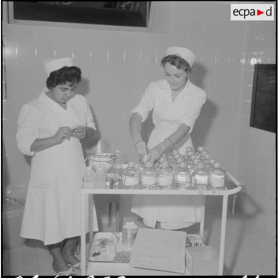 Alger. Clinique du centre hospitalier de la Madeleine. Salle de préparations médicales et de pharmacie.
