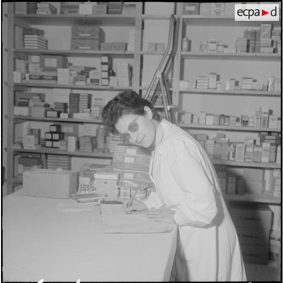Alger. Clinique du centre hospitalier de la Madeleine. Salle de préparations médicales et de pharmacie.