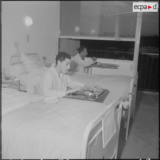 Alger. Clinique du centre hospitalier de la Madeleine. Des malades pendant le repas dans leur chambre.