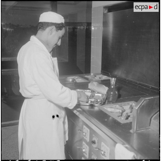 Alger. Clinique du centre hospitalier de la Madeleine. Préparation et distribution des repas.