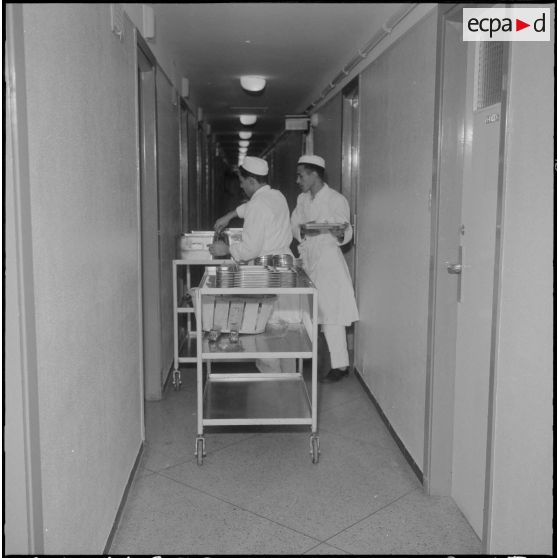 Alger. Clinique du centre hospitalier de la Madeleine. Préparation et distribution des repas.