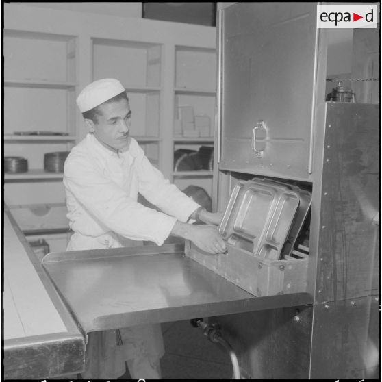 Alger. Clinique du centre hospitalier de la Madeleine. Préparation et distribution des repas.