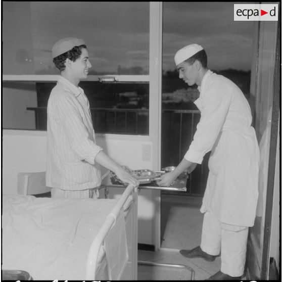 Alger. Clinique du centre hospitalier de la Madeleine. Préparation et distribution des repas.