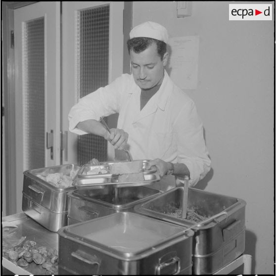 Alger. Clinique du centre hospitalier de la Madeleine. Préparation et distribution des repas.