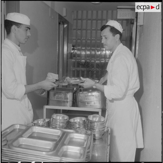 Alger. Clinique du centre hospitalier de la Madeleine. Préparation et distribution des repas.