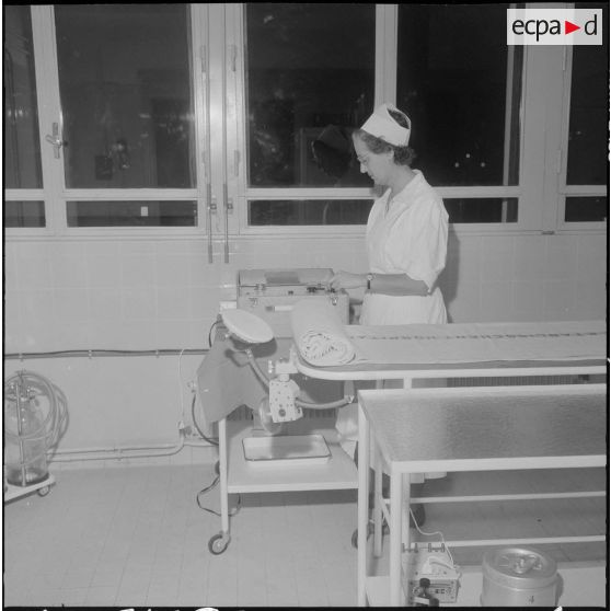 Alger. Clinique du centre hospitalier de la Madeleine. Une infirmière prépare du matériel.