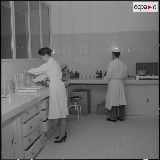 Alger. Clinique du centre hospitalier de la Madeleine. Le laboratoire d'analyses médicales.