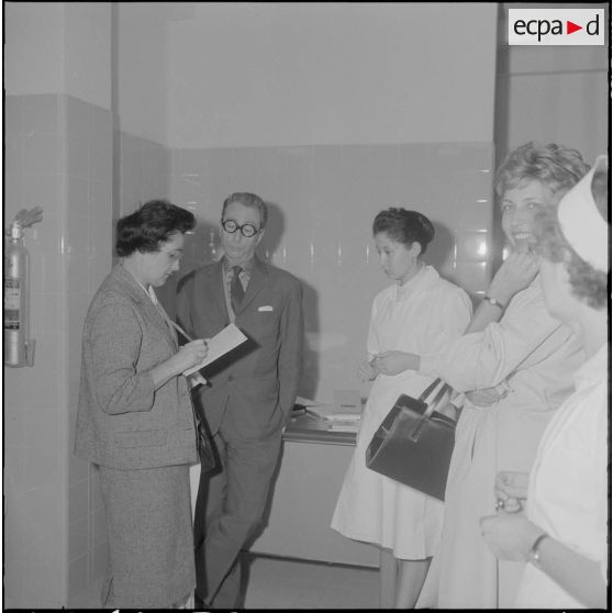 Alger. Clinique du centre hospitalier de la Madeleine. Personnel médical avec un homme et une femme.