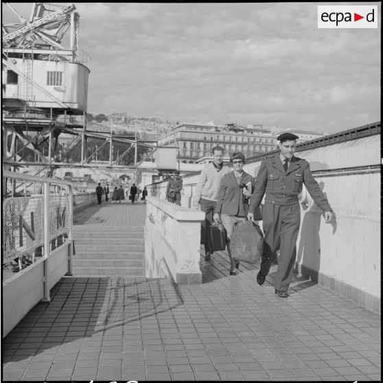 Alger. Départ du lieutenant Staehling, du maréchal des logis Botras et du maréchal des logis-chef madame Roussarie (ou Roussary).