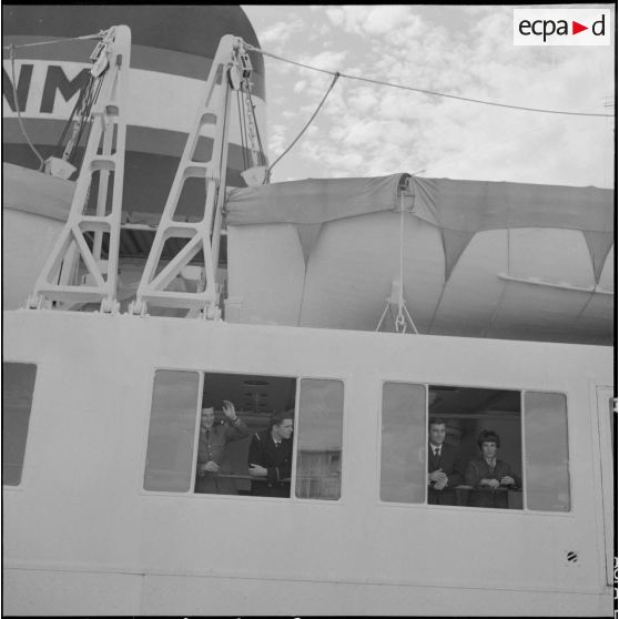 Alger. Départ du lieutenant Staehling, du maréchal des logis Botras et du maréchal des logis-chef madame Roussarie (ou Roussary).