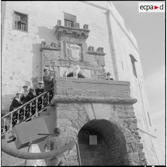 Amirauté d'Alger. Fête de la Sainte-Barbe. Le commandant Pacaud pendant son allocution.