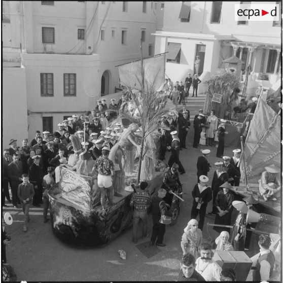 Amirauté d'Alger. Fête de la Sainte-Barbe. Vue d'ensemble de l'exposition de chars, après le défilé, prêts à affronter le jury qui décidera de leur qualité.